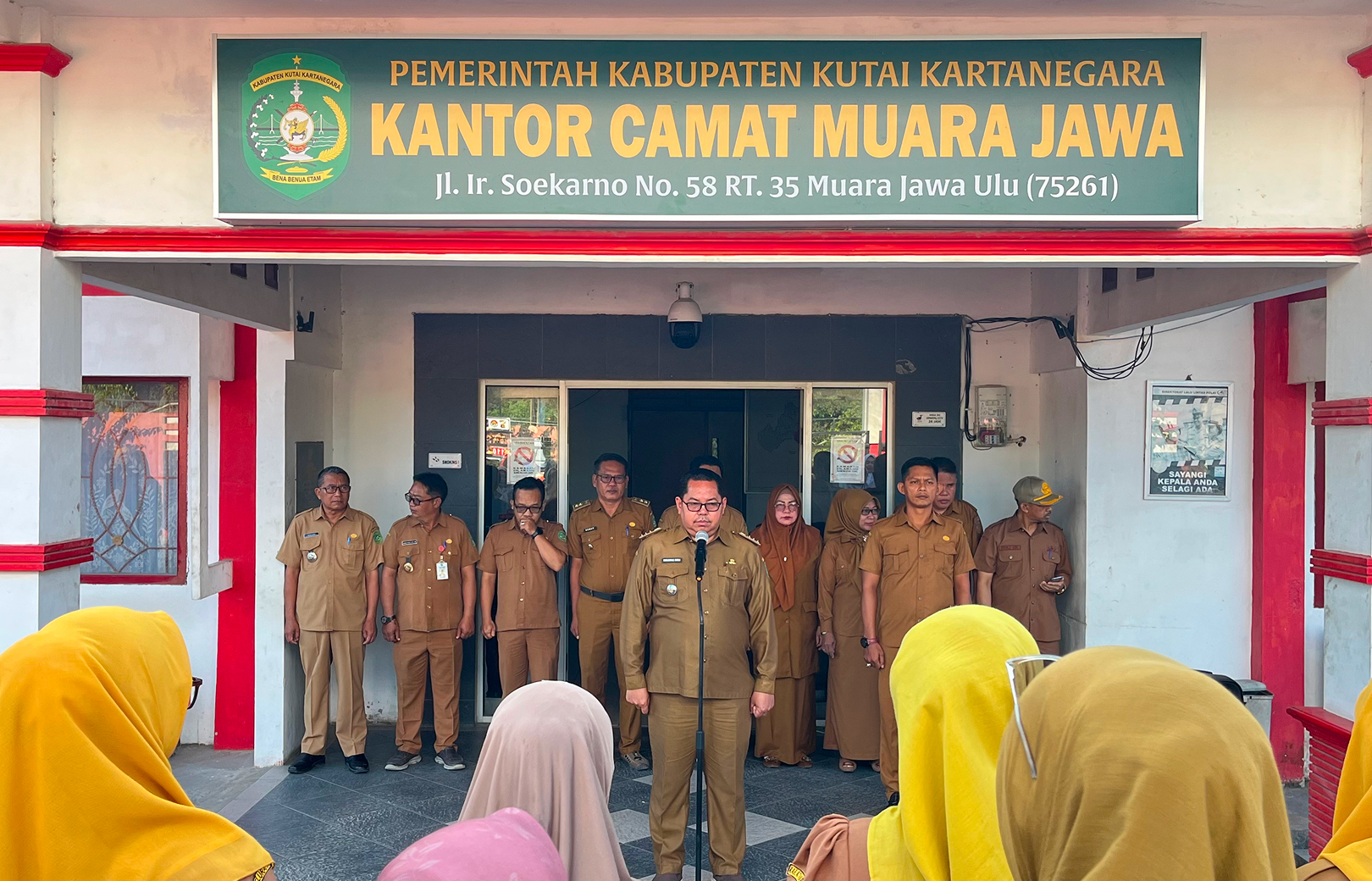 Muara Jawa, Senin 13 Juli 2026 – Pemerintah Kecamatan Muara Jawa kembali melaksanakan Apel Senin Pagi, yang diikuti oleh seluruh Aparatur Sipil Negara (ASN), Pegawai Pemerintah dengan Perjanjian Kerja (PPPK), serta tenaga non-ASN di lingkungan Kantor Kecamatan Muara Jawa. Bertempat di halaman Kantor Kecamatan Muara Jawa, apel berlangsung dengan tertib, penuh khidmat, dan menjadi momentum penting dalam menyampaikan berbagai arahan strategis demi meningkatkan kualitas tata kelola pemerintahan dan pelayanan publik.

Bertindak sebagai pembina apel, Camat Muara Jawa, Muhammad Ramli, S.E., M.M., menyampaikan sejumlah poin penting yang menjadi perhatian bersama. Dalam amanatnya, Camat menekankan dua hal utama yang dinilai memiliki peran strategis dalam penyelenggaraan pemerintahan, yakni validitas data kemiskinan serta pengelolaan aset milik Kecamatan Muara Jawa.

Beliau mengingatkan bahwa kedua aspek tersebut tidak hanya menjadi tanggung jawab satu bidang tertentu, tetapi merupakan tanggung jawab bersama seluruh perangkat pemerintahan dalam mendukung pembangunan yang tepat sasaran dan akuntabel.