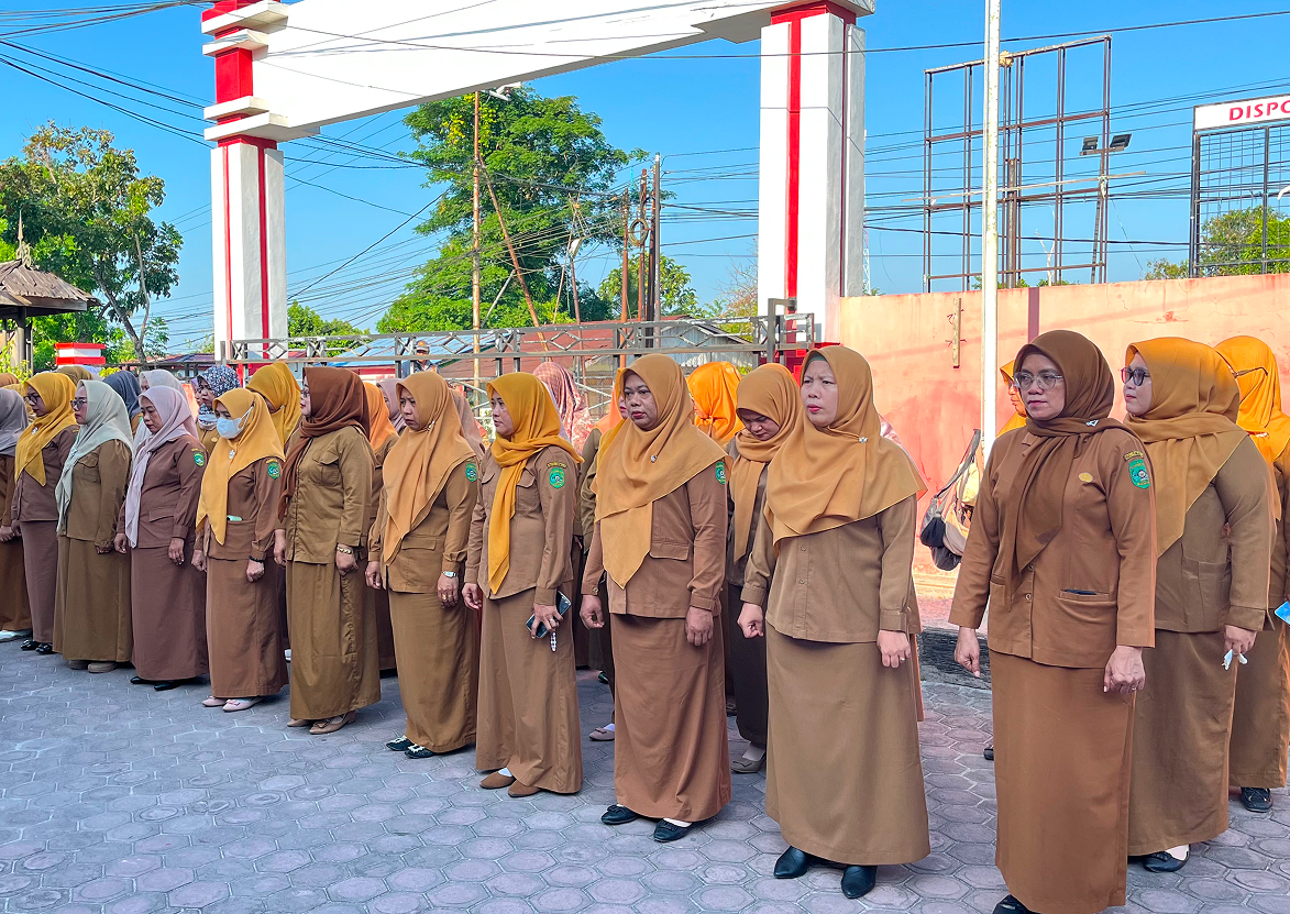 Muara Jawa, Senin 13 Juli 2026 – Pemerintah Kecamatan Muara Jawa kembali melaksanakan Apel Senin Pagi, yang diikuti oleh seluruh Aparatur Sipil Negara (ASN), Pegawai Pemerintah dengan Perjanjian Kerja (PPPK), serta tenaga non-ASN di lingkungan Kantor Kecamatan Muara Jawa. Bertempat di halaman Kantor Kecamatan Muara Jawa, apel berlangsung dengan tertib, penuh khidmat, dan menjadi momentum penting dalam menyampaikan berbagai arahan strategis demi meningkatkan kualitas tata kelola pemerintahan dan pelayanan publik.

Bertindak sebagai pembina apel, Camat Muara Jawa, Muhammad Ramli, S.E., M.M., menyampaikan sejumlah poin penting yang menjadi perhatian bersama. Dalam amanatnya, Camat menekankan dua hal utama yang dinilai memiliki peran strategis dalam penyelenggaraan pemerintahan, yakni validitas data kemiskinan serta pengelolaan aset milik Kecamatan Muara Jawa.

Beliau mengingatkan bahwa kedua aspek tersebut tidak hanya menjadi tanggung jawab satu bidang tertentu, tetapi merupakan tanggung jawab bersama seluruh perangkat pemerintahan dalam mendukung pembangunan yang tepat sasaran dan akuntabel.
