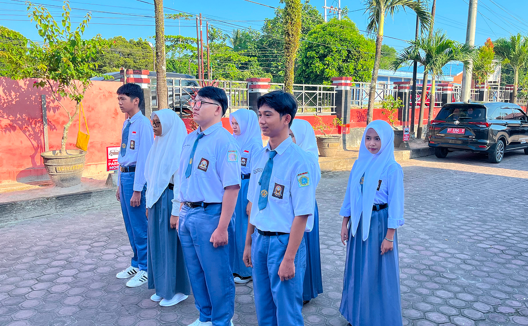 Muara Jawa, Senin 13 Juli 2026 – Pemerintah Kecamatan Muara Jawa kembali melaksanakan Apel Senin Pagi, yang diikuti oleh seluruh Aparatur Sipil Negara (ASN), Pegawai Pemerintah dengan Perjanjian Kerja (PPPK), serta tenaga non-ASN di lingkungan Kantor Kecamatan Muara Jawa. Bertempat di halaman Kantor Kecamatan Muara Jawa, apel berlangsung dengan tertib, penuh khidmat, dan menjadi momentum penting dalam menyampaikan berbagai arahan strategis demi meningkatkan kualitas tata kelola pemerintahan dan pelayanan publik.

Bertindak sebagai pembina apel, Camat Muara Jawa, Muhammad Ramli, S.E., M.M., menyampaikan sejumlah poin penting yang menjadi perhatian bersama. Dalam amanatnya, Camat menekankan dua hal utama yang dinilai memiliki peran strategis dalam penyelenggaraan pemerintahan, yakni validitas data kemiskinan serta pengelolaan aset milik Kecamatan Muara Jawa.

Beliau mengingatkan bahwa kedua aspek tersebut tidak hanya menjadi tanggung jawab satu bidang tertentu, tetapi merupakan tanggung jawab bersama seluruh perangkat pemerintahan dalam mendukung pembangunan yang tepat sasaran dan akuntabel.