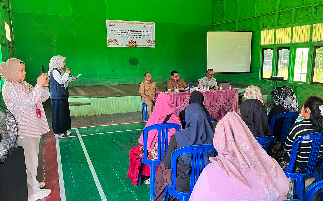 Muara Jawa, Senin 20 juli 2026 – Komitmen bersama dalam menjaga kelestarian lingkungan dan mendukung upaya penanggulangan perubahan iklim terus diperkuat di Kabupaten Kutai Kartanegara. Salah satu langkah nyata tersebut diwujudkan melalui kegiatan Sosialisasi dan Penandatanganan Kesepakatan Bersama (PADIATAPA) dalam rangka Program Pengurangan Emisi Kabupaten Kutai Kartanegara, yang dilaksanakan di Kelurahan Muara Kembang, Kecamatan Muara Jawa. 

Kegiatan ini dihadiri oleh Camat Muara Jawa, Muhammad Ramli, S.E., M.M., bersama jajaran pemerintah daerah, perangkat Kelurahan Muara Kembang, tokoh masyarakat, kelompok masyarakat, serta berbagai pemangku kepentingan yang memiliki peran penting dalam mendukung keberhasilan program pengurangan emisi di wilayah tersebut.

Pelaksanaan sosialisasi ini menjadi momentum penting untuk memperkuat sinergi antara pemerintah dan masyarakat dalam membangun kesepahaman mengenai pentingnya menjaga kelestarian lingkungan, mengurangi emisi gas rumah kaca, serta mengelola sumber daya alam secara berkelanjutan demi kesejahteraan generasi saat ini maupun generasi mendatang.