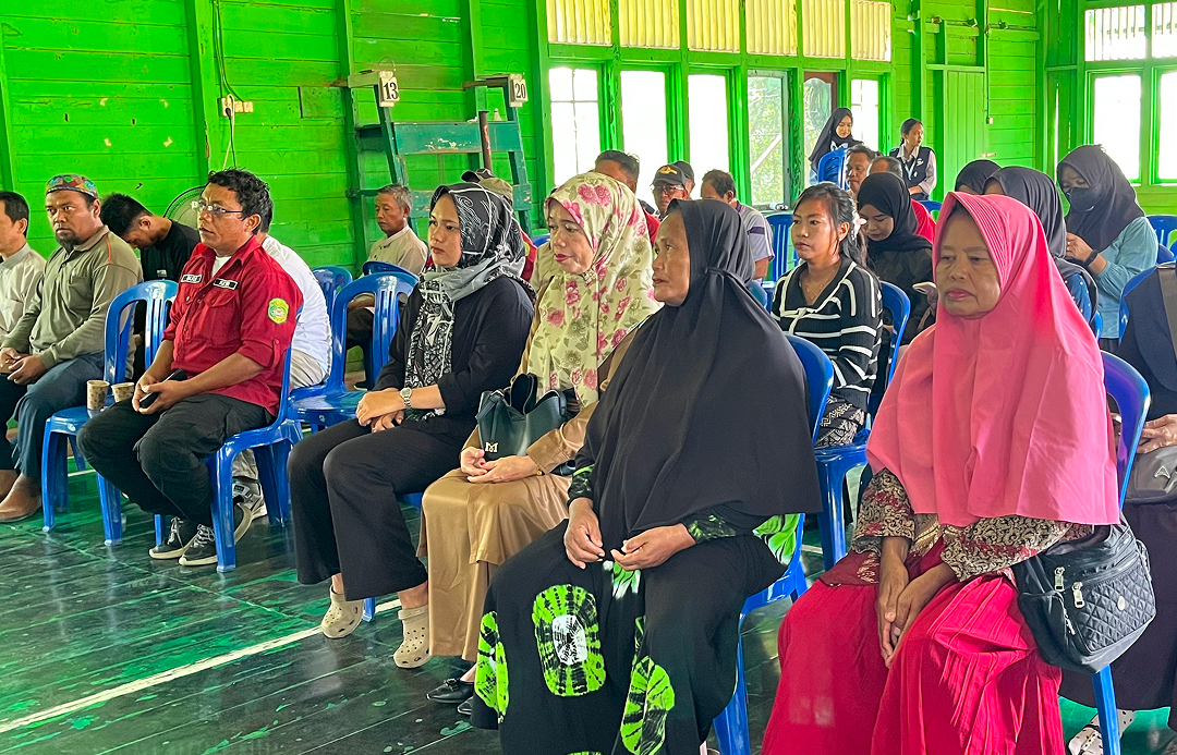 Muara Jawa, Senin 20 juli 2026 – Komitmen bersama dalam menjaga kelestarian lingkungan dan mendukung upaya penanggulangan perubahan iklim terus diperkuat di Kabupaten Kutai Kartanegara. Salah satu langkah nyata tersebut diwujudkan melalui kegiatan Sosialisasi dan Penandatanganan Kesepakatan Bersama (PADIATAPA) dalam rangka Program Pengurangan Emisi Kabupaten Kutai Kartanegara, yang dilaksanakan di Kelurahan Muara Kembang, Kecamatan Muara Jawa. 

Kegiatan ini dihadiri oleh Camat Muara Jawa, Muhammad Ramli, S.E., M.M., bersama jajaran pemerintah daerah, perangkat Kelurahan Muara Kembang, tokoh masyarakat, kelompok masyarakat, serta berbagai pemangku kepentingan yang memiliki peran penting dalam mendukung keberhasilan program pengurangan emisi di wilayah tersebut.

Pelaksanaan sosialisasi ini menjadi momentum penting untuk memperkuat sinergi antara pemerintah dan masyarakat dalam membangun kesepahaman mengenai pentingnya menjaga kelestarian lingkungan, mengurangi emisi gas rumah kaca, serta mengelola sumber daya alam secara berkelanjutan demi kesejahteraan generasi saat ini maupun generasi mendatang.