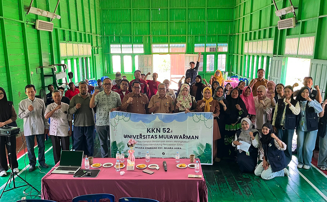 Muara Jawa, Senin 20 juli 2026 – Komitmen bersama dalam menjaga kelestarian lingkungan dan mendukung upaya penanggulangan perubahan iklim terus diperkuat di Kabupaten Kutai Kartanegara. Salah satu langkah nyata tersebut diwujudkan melalui kegiatan Sosialisasi dan Penandatanganan Kesepakatan Bersama (PADIATAPA) dalam rangka Program Pengurangan Emisi Kabupaten Kutai Kartanegara, yang dilaksanakan di Kelurahan Muara Kembang, Kecamatan Muara Jawa. 

Kegiatan ini dihadiri oleh Camat Muara Jawa, Muhammad Ramli, S.E., M.M., bersama jajaran pemerintah daerah, perangkat Kelurahan Muara Kembang, tokoh masyarakat, kelompok masyarakat, serta berbagai pemangku kepentingan yang memiliki peran penting dalam mendukung keberhasilan program pengurangan emisi di wilayah tersebut.

Pelaksanaan sosialisasi ini menjadi momentum penting untuk memperkuat sinergi antara pemerintah dan masyarakat dalam membangun kesepahaman mengenai pentingnya menjaga kelestarian lingkungan, mengurangi emisi gas rumah kaca, serta mengelola sumber daya alam secara berkelanjutan demi kesejahteraan generasi saat ini maupun generasi mendatang.