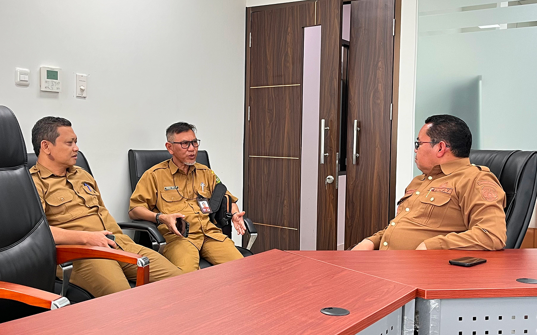 CAMAT DAN SEKCAM MUARA JAWA HADIRI RAPAT KOORDINASI PERSIAPAN PENILAIAN CAMAT BERPRESTASI TINGKAT PROVINSI KALIMANTAN TIMUR TAHUN 2026 6 Muara Jawa, Senin 20 Juli 2026 – Camat Muara Jawa, Muhammad Ramli, S.E., M.M., didampingi Sekretaris Camat Muara Jawa, Edy Kasianto, S.Pd., M.A.P., menghadiri Rapat Koordinasi Persiapan Penilaian Camat Berprestasi Tingkat Provinsi Kalimantan Timur Tahun 2026 yang diselenggarakan oleh Bagian Tata Pemerintahan Sekretariat Daerah Kabupaten Kutai Kartanegara. Kegiatan tersebut berlangsung pada Senin, 20 Juli 2026, di Ruang Rapat Asisten Pemerintahan dan Kesejahteraan Rakyat, Gedung A Lantai 2, Kompleks Kantor Bupati Kutai Kartanegara, Tenggarong. Rapat koordinasi ini menjadi bagian penting dalam menyatukan langkah seluruh pihak yang terlibat sebelum pelaksanaan tahapan penilaian tingkat provinsi.
Keikutsertaan Camat dan Sekretaris Camat Muara Jawa dalam forum tersebut merupakan bentuk komitmen Pemerintah Kecamatan Muara Jawa untuk mempersiapkan diri secara optimal dalam menghadapi Penilaian Camat Berprestasi Tingkat Provinsi Kalimantan Timur Tahun 2026. Selain menjadi ajang evaluasi terhadap penyelenggaraan pemerintahan kecamatan, penilaian ini juga menjadi kesempatan untuk menampilkan berbagai capaian, inovasi, dan upaya peningkatan kualitas pelayanan publik yang telah dilaksanakan selama ini.