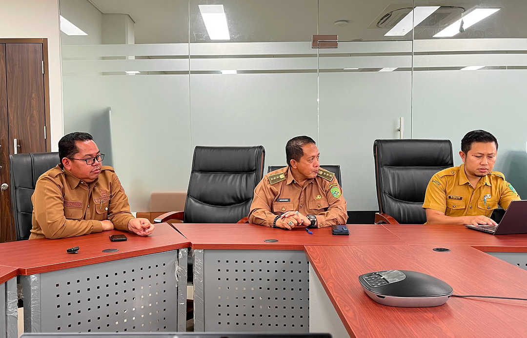 CAMAT DAN SEKCAM MUARA JAWA HADIRI RAPAT KOORDINASI PERSIAPAN PENILAIAN CAMAT BERPRESTASI TINGKAT PROVINSI KALIMANTAN TIMUR TAHUN 2026 4 Muara Jawa, Senin 20 Juli 2026 – Camat Muara Jawa, Muhammad Ramli, S.E., M.M., didampingi Sekretaris Camat Muara Jawa, Edy Kasianto, S.Pd., M.A.P., menghadiri Rapat Koordinasi Persiapan Penilaian Camat Berprestasi Tingkat Provinsi Kalimantan Timur Tahun 2026 yang diselenggarakan oleh Bagian Tata Pemerintahan Sekretariat Daerah Kabupaten Kutai Kartanegara. Kegiatan tersebut berlangsung pada Senin, 20 Juli 2026, di Ruang Rapat Asisten Pemerintahan dan Kesejahteraan Rakyat, Gedung A Lantai 2, Kompleks Kantor Bupati Kutai Kartanegara, Tenggarong. Rapat koordinasi ini menjadi bagian penting dalam menyatukan langkah seluruh pihak yang terlibat sebelum pelaksanaan tahapan penilaian tingkat provinsi.
Keikutsertaan Camat dan Sekretaris Camat Muara Jawa dalam forum tersebut merupakan bentuk komitmen Pemerintah Kecamatan Muara Jawa untuk mempersiapkan diri secara optimal dalam menghadapi Penilaian Camat Berprestasi Tingkat Provinsi Kalimantan Timur Tahun 2026. Selain menjadi ajang evaluasi terhadap penyelenggaraan pemerintahan kecamatan, penilaian ini juga menjadi kesempatan untuk menampilkan berbagai capaian, inovasi, dan upaya peningkatan kualitas pelayanan publik yang telah dilaksanakan selama ini.