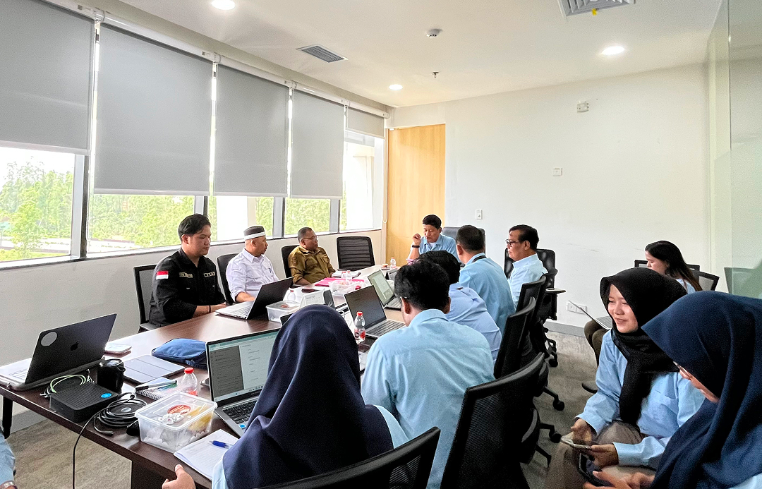 LAHAN HIBAH DI KELURAHAN DONDANG BERPELUANG JADI LOKASI UNIVERSITAS BARU DI KAWASAN IKN, SEKCAM MUARA JAWA DAN PLT. LURAH DONDANG HADIRI RAPAT TINDAK LANJUT 5 Ibu Kota Nusantara (IKN), Rabu 22 Juli 2026 – Pemerintah Kecamatan Muara Jawa terus menunjukkan komitmennya dalam mendukung berbagai agenda pembangunan yang memberikan manfaat bagi masyarakat, khususnya yang berkaitan dengan pengembangan kawasan penyangga Ibu Kota Nusantara (IKN). Salah satu bentuk komitmen tersebut diwujudkan melalui kehadiran Sekretaris Kecamatan Muara Jawa, Edy Kasianto, S.Pd., M.A.P., bersama Pelaksana Tugas (Plt.) Lurah Dondang, Ruli Hambrani, S.Ag., M.M., dalam Rapat Tindak Lanjut Pembahasan Penawaran Hibah Tanah Kelurahan Dondang, Kecamatan Muara Jawa yang diselenggarakan oleh Deputi Bidang Sosial, Budaya, dan Pemberdayaan Masyarakat Otorita Ibu Kota Nusantara (OIKN), pada Rabu (22/07/2026) di Ruang Rapat DSBPM Lantai 3, Kantor Otorita IKN.
Rapat tersebut merupakan tindak lanjut dari pembahasan yang telah dilaksanakan sebelumnya mengenai penawaran hibah tanah di Kelurahan Dondang. Pertemuan ini menjadi forum koordinasi penting untuk menyamakan pemahaman seluruh pihak sekaligus membahas tahapan administrasi yang harus dipenuhi agar proses hibah tanah dapat berjalan sesuai ketentuan peraturan perundang-undangan.
Selain dihadiri oleh Pemerintah Kecamatan Muara Jawa dan Pemerintah Kelurahan Dondang, rapat juga dihadiri oleh sejumlah pejabat Otorita IKN, yakni Direktur Pelayanan Dasar Otorita IKN, Dr. Suwito, S.KM., M.Kes., Direktur Pertanahan Otorita IKN, Dr. Firyadi, S.P., M.Si., Analis Kebijakan Ahli Madya Direktorat Pelayanan Dasar, Panggih, S.Pd., M.M., serta jajaran staf dari masing-masing unit kerja yang memiliki keterkaitan dengan proses hibah tanah tersebut. Kehadiran berbagai pihak dalam satu forum menunjukkan pentingnya sinergi lintas instansi untuk memastikan seluruh tahapan dapat berjalan secara tertib, transparan, dan akuntabel.