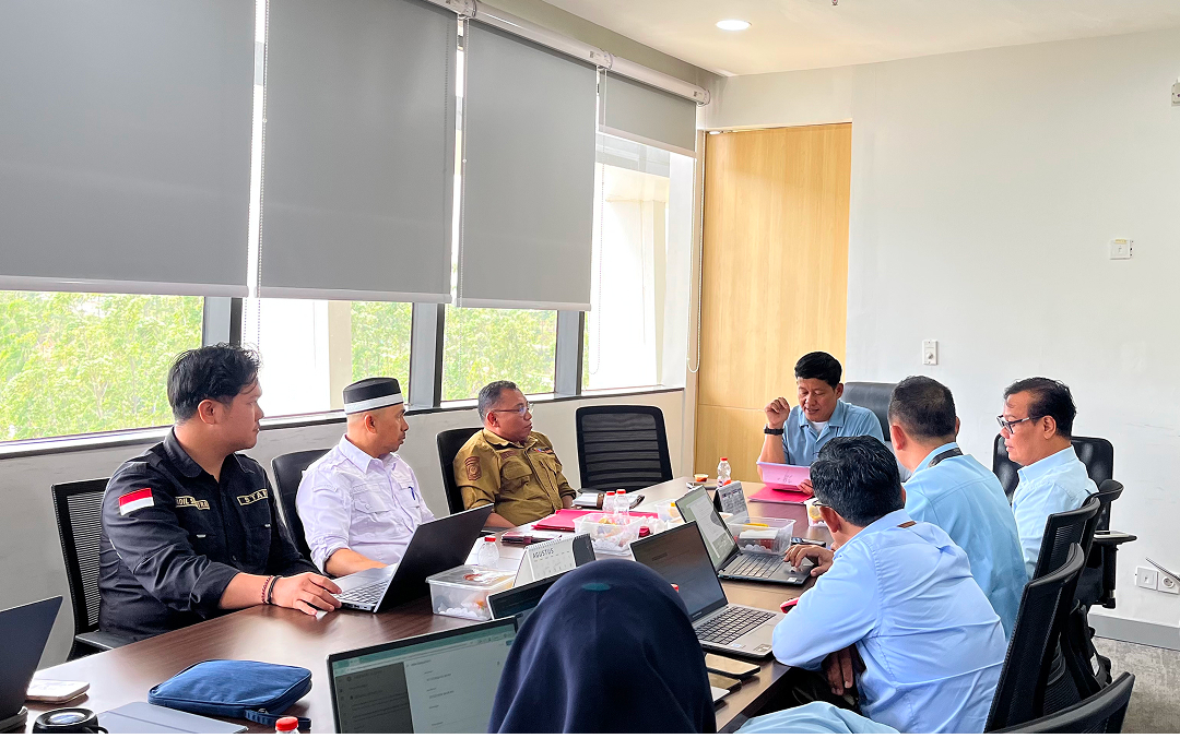 LAHAN HIBAH DI KELURAHAN DONDANG BERPELUANG JADI LOKASI UNIVERSITAS BARU DI KAWASAN IKN, SEKCAM MUARA JAWA DAN PLT. LURAH DONDANG HADIRI RAPAT TINDAK LANJUT 6 Ibu Kota Nusantara (IKN), Rabu 22 Juli 2026 – Pemerintah Kecamatan Muara Jawa terus menunjukkan komitmennya dalam mendukung berbagai agenda pembangunan yang memberikan manfaat bagi masyarakat, khususnya yang berkaitan dengan pengembangan kawasan penyangga Ibu Kota Nusantara (IKN). Salah satu bentuk komitmen tersebut diwujudkan melalui kehadiran Sekretaris Kecamatan Muara Jawa, Edy Kasianto, S.Pd., M.A.P., bersama Pelaksana Tugas (Plt.) Lurah Dondang, Ruli Hambrani, S.Ag., M.M., dalam Rapat Tindak Lanjut Pembahasan Penawaran Hibah Tanah Kelurahan Dondang, Kecamatan Muara Jawa yang diselenggarakan oleh Deputi Bidang Sosial, Budaya, dan Pemberdayaan Masyarakat Otorita Ibu Kota Nusantara (OIKN), pada Rabu (22/07/2026) di Ruang Rapat DSBPM Lantai 3, Kantor Otorita IKN.
Rapat tersebut merupakan tindak lanjut dari pembahasan yang telah dilaksanakan sebelumnya mengenai penawaran hibah tanah di Kelurahan Dondang. Pertemuan ini menjadi forum koordinasi penting untuk menyamakan pemahaman seluruh pihak sekaligus membahas tahapan administrasi yang harus dipenuhi agar proses hibah tanah dapat berjalan sesuai ketentuan peraturan perundang-undangan.
Selain dihadiri oleh Pemerintah Kecamatan Muara Jawa dan Pemerintah Kelurahan Dondang, rapat juga dihadiri oleh sejumlah pejabat Otorita IKN, yakni Direktur Pelayanan Dasar Otorita IKN, Dr. Suwito, S.KM., M.Kes., Direktur Pertanahan Otorita IKN, Dr. Firyadi, S.P., M.Si., Analis Kebijakan Ahli Madya Direktorat Pelayanan Dasar, Panggih, S.Pd., M.M., serta jajaran staf dari masing-masing unit kerja yang memiliki keterkaitan dengan proses hibah tanah tersebut. Kehadiran berbagai pihak dalam satu forum menunjukkan pentingnya sinergi lintas instansi untuk memastikan seluruh tahapan dapat berjalan secara tertib, transparan, dan akuntabel.