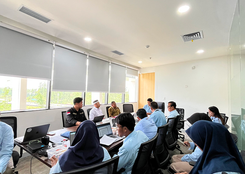 LAHAN HIBAH DI KELURAHAN DONDANG BERPELUANG JADI LOKASI UNIVERSITAS BARU DI KAWASAN IKN, SEKCAM MUARA JAWA DAN PLT. LURAH DONDANG HADIRI RAPAT TINDAK LANJUT 7 Ibu Kota Nusantara (IKN), Rabu 22 Juli 2026 – Pemerintah Kecamatan Muara Jawa terus menunjukkan komitmennya dalam mendukung berbagai agenda pembangunan yang memberikan manfaat bagi masyarakat, khususnya yang berkaitan dengan pengembangan kawasan penyangga Ibu Kota Nusantara (IKN). Salah satu bentuk komitmen tersebut diwujudkan melalui kehadiran Sekretaris Kecamatan Muara Jawa, Edy Kasianto, S.Pd., M.A.P., bersama Pelaksana Tugas (Plt.) Lurah Dondang, Ruli Hambrani, S.Ag., M.M., dalam Rapat Tindak Lanjut Pembahasan Penawaran Hibah Tanah Kelurahan Dondang, Kecamatan Muara Jawa yang diselenggarakan oleh Deputi Bidang Sosial, Budaya, dan Pemberdayaan Masyarakat Otorita Ibu Kota Nusantara (OIKN), pada Rabu (22/07/2026) di Ruang Rapat DSBPM Lantai 3, Kantor Otorita IKN.
Rapat tersebut merupakan tindak lanjut dari pembahasan yang telah dilaksanakan sebelumnya mengenai penawaran hibah tanah di Kelurahan Dondang. Pertemuan ini menjadi forum koordinasi penting untuk menyamakan pemahaman seluruh pihak sekaligus membahas tahapan administrasi yang harus dipenuhi agar proses hibah tanah dapat berjalan sesuai ketentuan peraturan perundang-undangan.
Selain dihadiri oleh Pemerintah Kecamatan Muara Jawa dan Pemerintah Kelurahan Dondang, rapat juga dihadiri oleh sejumlah pejabat Otorita IKN, yakni Direktur Pelayanan Dasar Otorita IKN, Dr. Suwito, S.KM., M.Kes., Direktur Pertanahan Otorita IKN, Dr. Firyadi, S.P., M.Si., Analis Kebijakan Ahli Madya Direktorat Pelayanan Dasar, Panggih, S.Pd., M.M., serta jajaran staf dari masing-masing unit kerja yang memiliki keterkaitan dengan proses hibah tanah tersebut. Kehadiran berbagai pihak dalam satu forum menunjukkan pentingnya sinergi lintas instansi untuk memastikan seluruh tahapan dapat berjalan secara tertib, transparan, dan akuntabel.