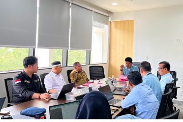 Ibu Kota Nusantara (IKN), Rabu 22 Juli 2026 – Pemerintah Kecamatan Muara Jawa terus menunjukkan komitmennya dalam mendukung berbagai agenda pembangunan yang memberikan manfaat bagi masyarakat, khususnya yang berkaitan dengan pengembangan kawasan penyangga Ibu Kota Nusantara (IKN). Salah satu bentuk komitmen tersebut diwujudkan melalui kehadiran Sekretaris Kecamatan Muara Jawa, Edy Kasianto, S.Pd., M.A.P., bersama Pelaksana Tugas (Plt.) Lurah Dondang, Ruli Hambrani, S.Ag., M.M., dalam Rapat Tindak Lanjut Pembahasan Penawaran Hibah Tanah Kelurahan Dondang, Kecamatan Muara Jawa yang diselenggarakan oleh Deputi Bidang Sosial, Budaya, dan Pemberdayaan Masyarakat Otorita Ibu Kota Nusantara (OIKN), pada Rabu (22/07/2026) di Ruang Rapat DSBPM Lantai 3, Kantor Otorita IKN. Rapat tersebut merupakan tindak lanjut dari pembahasan yang telah dilaksanakan sebelumnya mengenai penawaran hibah tanah di Kelurahan Dondang. Pertemuan ini menjadi forum koordinasi penting untuk menyamakan pemahaman seluruh pihak sekaligus membahas tahapan administrasi yang harus dipenuhi agar proses hibah tanah dapat berjalan sesuai ketentuan peraturan perundang-undangan. Selain dihadiri oleh Pemerintah Kecamatan Muara Jawa dan Pemerintah Kelurahan Dondang, rapat juga dihadiri oleh sejumlah pejabat Otorita IKN, yakni Direktur Pelayanan Dasar Otorita IKN, Dr. Suwito, S.KM., M.Kes., Direktur Pertanahan Otorita IKN, Dr. Firyadi, S.P., M.Si., Analis Kebijakan Ahli Madya Direktorat Pelayanan Dasar, Panggih, S.Pd., M.M., serta jajaran staf dari masing-masing unit kerja yang memiliki keterkaitan dengan proses hibah tanah tersebut. Kehadiran berbagai pihak dalam satu forum menunjukkan pentingnya sinergi lintas instansi untuk memastikan seluruh tahapan dapat berjalan secara tertib, transparan, dan akuntabel.