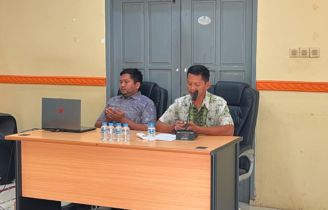 8 KELURAHAN DIUJI! KECAMATAN MUARA JAWA GELAR MONEV 6 INDIKATOR, PERKUAT TATA KELOLA DAN AKUNTABILITAS PEMERINTAHAN KELURAHAN 1 Muara Jawa, Kamis 23 Juli 2026 – Upaya mewujudkan tata kelola pemerintahan yang semakin profesional, akuntabel, dan berorientasi pada pelayanan publik terus dilakukan oleh Kecamatan Muara Jawa. Salah satu langkah strategis yang dilaksanakan adalah kegiatan Monitoring dan Evaluasi (Monev) Penilaian Kinerja 6 Indikator Kelurahan Tahun 2026, yang digelar pada Kamis, 23 Juli 2026, bertempat di Aula Kantor Kecamatan Muara Jawa.
Kegiatan ini diikuti oleh seluruh lurah se-Kecamatan Muara Jawa beserta sekretaris kelurahan, kepala seksi terkait, operator Prodeskel/Epdeskel, serta staf yang menangani data dan administrasi kelurahan. Monev ini menjadi momentum penting untuk mengukur capaian kinerja sekaligus memperkuat kualitas penyelenggaraan pemerintahan di tingkat kelurahan.
Selain sebagai sarana evaluasi, kegiatan ini juga bertujuan meningkatkan kualitas tata kelola pemerintahan, memperkuat implementasi Sistem Pengendalian Intern Pemerintah (SPIP), mendorong penyusunan laporan manajemen risiko yang lebih baik, serta memastikan setiap kelurahan mampu memenuhi indikator kinerja yang telah ditetapkan.