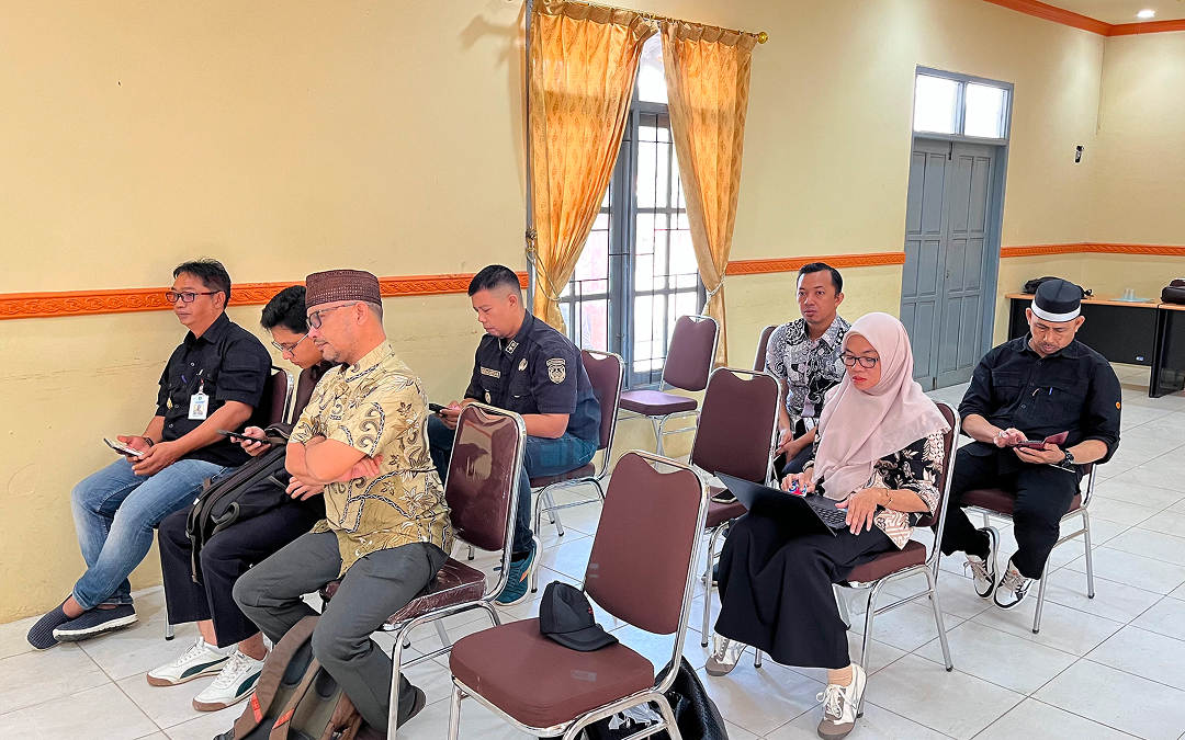 8 KELURAHAN DIUJI! KECAMATAN MUARA JAWA GELAR MONEV 6 INDIKATOR, PERKUAT TATA KELOLA DAN AKUNTABILITAS PEMERINTAHAN KELURAHAN 3 Muara Jawa, Kamis 23 Juli 2026 – Upaya mewujudkan tata kelola pemerintahan yang semakin profesional, akuntabel, dan berorientasi pada pelayanan publik terus dilakukan oleh Kecamatan Muara Jawa. Salah satu langkah strategis yang dilaksanakan adalah kegiatan Monitoring dan Evaluasi (Monev) Penilaian Kinerja 6 Indikator Kelurahan Tahun 2026, yang digelar pada Kamis, 23 Juli 2026, bertempat di Aula Kantor Kecamatan Muara Jawa.
Kegiatan ini diikuti oleh seluruh lurah se-Kecamatan Muara Jawa beserta sekretaris kelurahan, kepala seksi terkait, operator Prodeskel/Epdeskel, serta staf yang menangani data dan administrasi kelurahan. Monev ini menjadi momentum penting untuk mengukur capaian kinerja sekaligus memperkuat kualitas penyelenggaraan pemerintahan di tingkat kelurahan.
Selain sebagai sarana evaluasi, kegiatan ini juga bertujuan meningkatkan kualitas tata kelola pemerintahan, memperkuat implementasi Sistem Pengendalian Intern Pemerintah (SPIP), mendorong penyusunan laporan manajemen risiko yang lebih baik, serta memastikan setiap kelurahan mampu memenuhi indikator kinerja yang telah ditetapkan.
