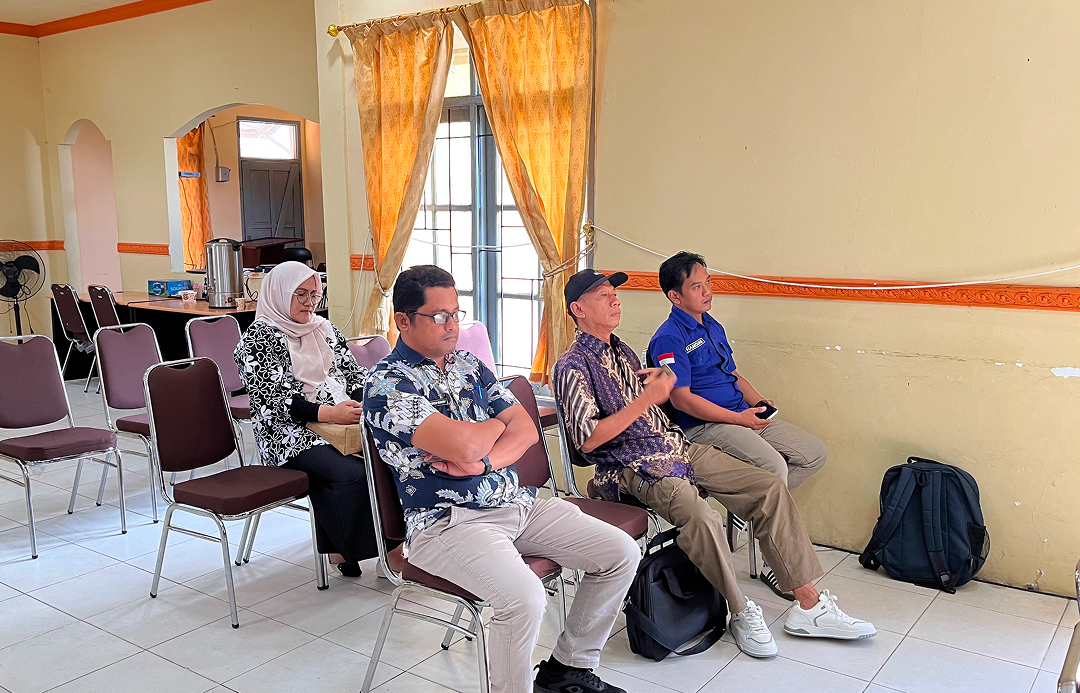8 KELURAHAN DIUJI! KECAMATAN MUARA JAWA GELAR MONEV 6 INDIKATOR, PERKUAT TATA KELOLA DAN AKUNTABILITAS PEMERINTAHAN KELURAHAN 4 Muara Jawa, Kamis 23 Juli 2026 – Upaya mewujudkan tata kelola pemerintahan yang semakin profesional, akuntabel, dan berorientasi pada pelayanan publik terus dilakukan oleh Kecamatan Muara Jawa. Salah satu langkah strategis yang dilaksanakan adalah kegiatan Monitoring dan Evaluasi (Monev) Penilaian Kinerja 6 Indikator Kelurahan Tahun 2026, yang digelar pada Kamis, 23 Juli 2026, bertempat di Aula Kantor Kecamatan Muara Jawa.
Kegiatan ini diikuti oleh seluruh lurah se-Kecamatan Muara Jawa beserta sekretaris kelurahan, kepala seksi terkait, operator Prodeskel/Epdeskel, serta staf yang menangani data dan administrasi kelurahan. Monev ini menjadi momentum penting untuk mengukur capaian kinerja sekaligus memperkuat kualitas penyelenggaraan pemerintahan di tingkat kelurahan.
Selain sebagai sarana evaluasi, kegiatan ini juga bertujuan meningkatkan kualitas tata kelola pemerintahan, memperkuat implementasi Sistem Pengendalian Intern Pemerintah (SPIP), mendorong penyusunan laporan manajemen risiko yang lebih baik, serta memastikan setiap kelurahan mampu memenuhi indikator kinerja yang telah ditetapkan.