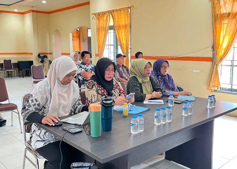 Muara Jawa, Kamis 23 Juli 2026 – Upaya mewujudkan tata kelola pemerintahan yang semakin profesional, akuntabel, dan berorientasi pada pelayanan publik terus dilakukan oleh Kecamatan Muara Jawa. Salah satu langkah strategis yang dilaksanakan adalah kegiatan Monitoring dan Evaluasi (Monev) Penilaian Kinerja 6 Indikator Kelurahan Tahun 2026, yang digelar pada Kamis, 23 Juli 2026, bertempat di Aula Kantor Kecamatan Muara Jawa.
Kegiatan ini diikuti oleh seluruh lurah se-Kecamatan Muara Jawa beserta sekretaris kelurahan, kepala seksi terkait, operator Prodeskel/Epdeskel, serta staf yang menangani data dan administrasi kelurahan. Monev ini menjadi momentum penting untuk mengukur capaian kinerja sekaligus memperkuat kualitas penyelenggaraan pemerintahan di tingkat kelurahan.
Selain sebagai sarana evaluasi, kegiatan ini juga bertujuan meningkatkan kualitas tata kelola pemerintahan, memperkuat implementasi Sistem Pengendalian Intern Pemerintah (SPIP), mendorong penyusunan laporan manajemen risiko yang lebih baik, serta memastikan setiap kelurahan mampu memenuhi indikator kinerja yang telah ditetapkan. Muara Jawa, Kamis 23 Juli 2026 – Upaya mewujudkan tata kelola pemerintahan yang semakin profesional, akuntabel, dan berorientasi pada pelayanan publik terus dilakukan oleh Kecamatan Muara Jawa. Salah satu langkah strategis yang dilaksanakan adalah kegiatan Monitoring dan Evaluasi (Monev) Penilaian Kinerja 6 Indikator Kelurahan Tahun 2026, yang digelar pada Kamis, 23 Juli 2026, bertempat di Aula Kantor Kecamatan Muara Jawa.
Kegiatan ini diikuti oleh seluruh lurah se-Kecamatan Muara Jawa beserta sekretaris kelurahan, kepala seksi terkait, operator Prodeskel/Epdeskel, serta staf yang menangani data dan administrasi kelurahan. Monev ini menjadi momentum penting untuk mengukur capaian kinerja sekaligus memperkuat kualitas penyelenggaraan pemerintahan di tingkat kelurahan.
Selain sebagai sarana evaluasi, kegiatan ini juga bertujuan meningkatkan kualitas tata kelola pemerintahan, memperkuat implementasi Sistem Pengendalian Intern Pemerintah (SPIP), mendorong penyusunan laporan manajemen risiko yang lebih baik, serta memastikan setiap kelurahan mampu memenuhi indikator kinerja yang telah ditetapkan.