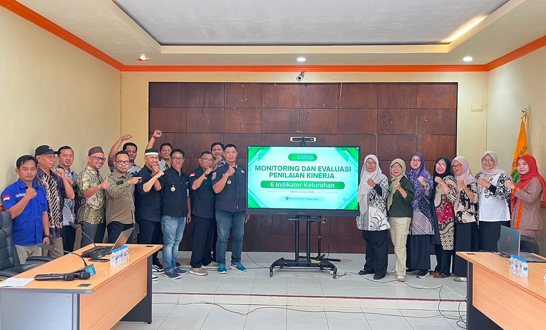 Muara Jawa, Kamis 23 Juli 2026 – Upaya mewujudkan tata kelola pemerintahan yang semakin profesional, akuntabel, dan berorientasi pada pelayanan publik terus dilakukan oleh Kecamatan Muara Jawa. Salah satu langkah strategis yang dilaksanakan adalah kegiatan Monitoring dan Evaluasi (Monev) Penilaian Kinerja 6 Indikator Kelurahan Tahun 2026, yang digelar pada Kamis, 23 Juli 2026, bertempat di Aula Kantor Kecamatan Muara Jawa.
Kegiatan ini diikuti oleh seluruh lurah se-Kecamatan Muara Jawa beserta sekretaris kelurahan, kepala seksi terkait, operator Prodeskel/Epdeskel, serta staf yang menangani data dan administrasi kelurahan. Monev ini menjadi momentum penting untuk mengukur capaian kinerja sekaligus memperkuat kualitas penyelenggaraan pemerintahan di tingkat kelurahan.
Selain sebagai sarana evaluasi, kegiatan ini juga bertujuan meningkatkan kualitas tata kelola pemerintahan, memperkuat implementasi Sistem Pengendalian Intern Pemerintah (SPIP), mendorong penyusunan laporan manajemen risiko yang lebih baik, serta memastikan setiap kelurahan mampu memenuhi indikator kinerja yang telah ditetapkan. Muara Jawa, Kamis 23 Juli 2026 – Upaya mewujudkan tata kelola pemerintahan yang semakin profesional, akuntabel, dan berorientasi pada pelayanan publik terus dilakukan oleh Kecamatan Muara Jawa. Salah satu langkah strategis yang dilaksanakan adalah kegiatan Monitoring dan Evaluasi (Monev) Penilaian Kinerja 6 Indikator Kelurahan Tahun 2026, yang digelar pada Kamis, 23 Juli 2026, bertempat di Aula Kantor Kecamatan Muara Jawa.
Kegiatan ini diikuti oleh seluruh lurah se-Kecamatan Muara Jawa beserta sekretaris kelurahan, kepala seksi terkait, operator Prodeskel/Epdeskel, serta staf yang menangani data dan administrasi kelurahan. Monev ini menjadi momentum penting untuk mengukur capaian kinerja sekaligus memperkuat kualitas penyelenggaraan pemerintahan di tingkat kelurahan.
Selain sebagai sarana evaluasi, kegiatan ini juga bertujuan meningkatkan kualitas tata kelola pemerintahan, memperkuat implementasi Sistem Pengendalian Intern Pemerintah (SPIP), mendorong penyusunan laporan manajemen risiko yang lebih baik, serta memastikan setiap kelurahan mampu memenuhi indikator kinerja yang telah ditetapkan.