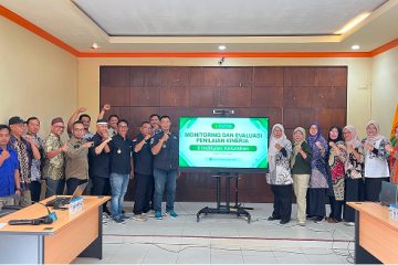 Muara Jawa, Kamis 23 Juli 2026 – Upaya mewujudkan tata kelola pemerintahan yang semakin profesional, akuntabel, dan berorientasi pada pelayanan publik terus dilakukan oleh Kecamatan Muara Jawa. Salah satu langkah strategis yang dilaksanakan adalah kegiatan Monitoring dan Evaluasi (Monev) Penilaian Kinerja 6 Indikator Kelurahan Tahun 2026, yang digelar pada Kamis, 23 Juli 2026, bertempat di Aula Kantor Kecamatan Muara Jawa. Kegiatan ini diikuti oleh seluruh lurah se-Kecamatan Muara Jawa beserta sekretaris kelurahan, kepala seksi terkait, operator Prodeskel/Epdeskel, serta staf yang menangani data dan administrasi kelurahan. Monev ini menjadi momentum penting untuk mengukur capaian kinerja sekaligus memperkuat kualitas penyelenggaraan pemerintahan di tingkat kelurahan. Selain sebagai sarana evaluasi, kegiatan ini juga bertujuan meningkatkan kualitas tata kelola pemerintahan, memperkuat implementasi Sistem Pengendalian Intern Pemerintah (SPIP), mendorong penyusunan laporan manajemen risiko yang lebih baik, serta memastikan setiap kelurahan mampu memenuhi indikator kinerja yang telah ditetapkan.