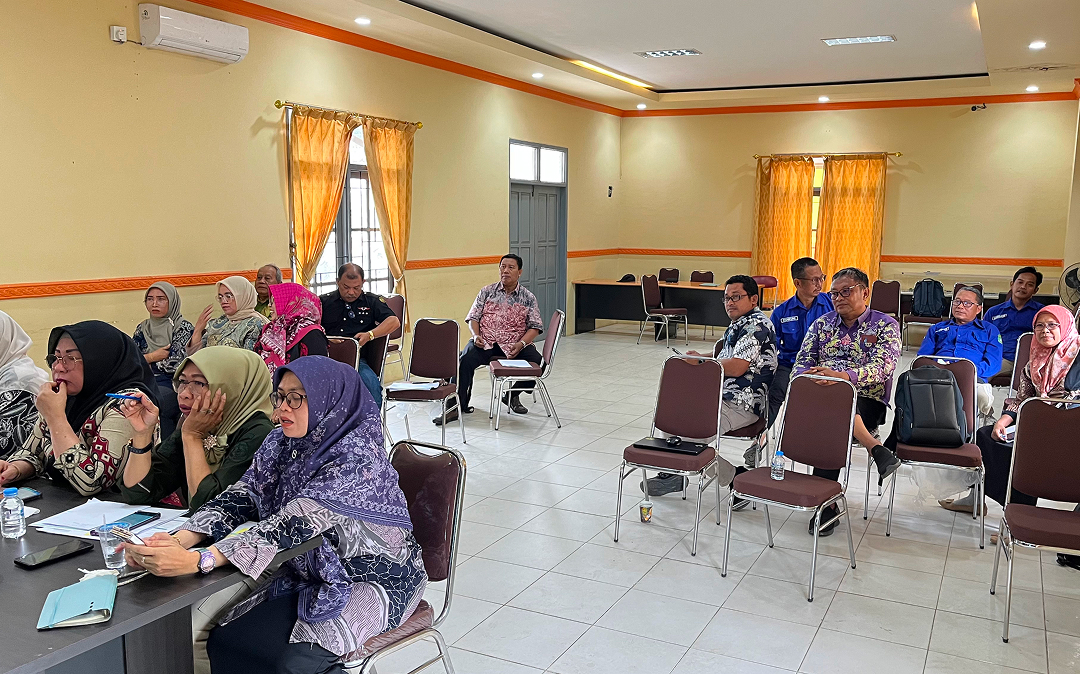 8 KELURAHAN DIUJI! KECAMATAN MUARA JAWA GELAR MONEV 6 INDIKATOR, PERKUAT TATA KELOLA DAN AKUNTABILITAS PEMERINTAHAN KELURAHAN 6 Muara Jawa, Kamis 23 Juli 2026 – Upaya mewujudkan tata kelola pemerintahan yang semakin profesional, akuntabel, dan berorientasi pada pelayanan publik terus dilakukan oleh Kecamatan Muara Jawa. Salah satu langkah strategis yang dilaksanakan adalah kegiatan Monitoring dan Evaluasi (Monev) Penilaian Kinerja 6 Indikator Kelurahan Tahun 2026, yang digelar pada Kamis, 23 Juli 2026, bertempat di Aula Kantor Kecamatan Muara Jawa.
Kegiatan ini diikuti oleh seluruh lurah se-Kecamatan Muara Jawa beserta sekretaris kelurahan, kepala seksi terkait, operator Prodeskel/Epdeskel, serta staf yang menangani data dan administrasi kelurahan. Monev ini menjadi momentum penting untuk mengukur capaian kinerja sekaligus memperkuat kualitas penyelenggaraan pemerintahan di tingkat kelurahan.
Selain sebagai sarana evaluasi, kegiatan ini juga bertujuan meningkatkan kualitas tata kelola pemerintahan, memperkuat implementasi Sistem Pengendalian Intern Pemerintah (SPIP), mendorong penyusunan laporan manajemen risiko yang lebih baik, serta memastikan setiap kelurahan mampu memenuhi indikator kinerja yang telah ditetapkan.