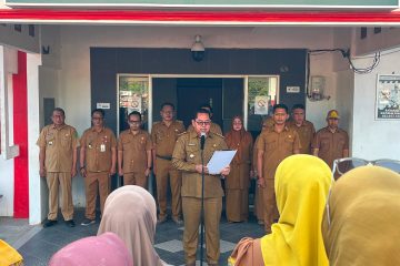 Muara Jawa, Senin 13 Juli 2026 – Pemerintah Kecamatan Muara Jawa kembali melaksanakan Apel Senin Pagi, yang diikuti oleh seluruh Aparatur Sipil Negara (ASN), Pegawai Pemerintah dengan Perjanjian Kerja (PPPK), serta tenaga non-ASN di lingkungan Kantor Kecamatan Muara Jawa. Bertempat di halaman Kantor Kecamatan Muara Jawa, apel berlangsung dengan tertib, penuh khidmat, dan menjadi momentum penting dalam menyampaikan berbagai arahan strategis demi meningkatkan kualitas tata kelola pemerintahan dan pelayanan publik. Bertindak sebagai pembina apel, Camat Muara Jawa, Muhammad Ramli, S.E., M.M., menyampaikan sejumlah poin penting yang menjadi perhatian bersama. Dalam amanatnya, Camat menekankan dua hal utama yang dinilai memiliki peran strategis dalam penyelenggaraan pemerintahan, yakni validitas data kemiskinan serta pengelolaan aset milik Kecamatan Muara Jawa. Beliau mengingatkan bahwa kedua aspek tersebut tidak hanya menjadi tanggung jawab satu bidang tertentu, tetapi merupakan tanggung jawab bersama seluruh perangkat pemerintahan dalam mendukung pembangunan yang tepat sasaran dan akuntabel.