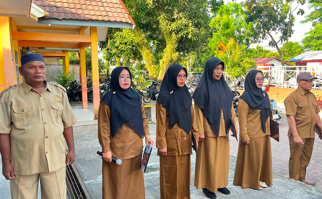 DISIPLIN HARI INI, PELAYANAN LEBIH BAIK ESOK HARI! ASN DIHARAPKAN TERUS TINGKATKAN KINERJA DAN PELAYANAN UNTUK MASYARAKAT 4 Muara Jawa, Senin 06 Juli 2026 – Semangat mengawali pekan kerja kembali terlihat di lingkungan Kantor Kecamatan Muara Jawa melalui pelaksanaan Apel Senin Pagi yang berlangsung pada Senin (6/7/2026). Kegiatan rutin tersebut diikuti oleh seluruh aparatur sipil negara (ASN), pegawai pemerintah dengan perjanjian kerja (PPPK), tenaga non-ASN, serta seluruh jajaran pegawai di lingkungan Kecamatan Muara Jawa.
Bertindak sebagai pembina apel, Camat Muara Jawa menyampaikan sejumlah amanat penting yang menjadi perhatian seluruh pegawai dalam menjalankan tugas pemerintahan dan pelayanan kepada masyarakat. Apel Senin bukan sekadar rutinitas seremonial, melainkan momentum untuk memperkuat disiplin, mengevaluasi pelaksanaan pekerjaan, serta menyatukan komitmen seluruh aparatur dalam memberikan pelayanan publik yang profesional, cepat, dan berkualitas.
Dalam amanatnya, Camat Muara Jawa menegaskan bahwa setiap pegawai memiliki tanggung jawab yang sama dalam menjaga citra pemerintah di mata masyarakat. Menurutnya, pelayanan yang baik lahir dari kedisiplinan, kerja sama yang solid, serta kesadaran setiap individu untuk terus meningkatkan kualitas kinerja.