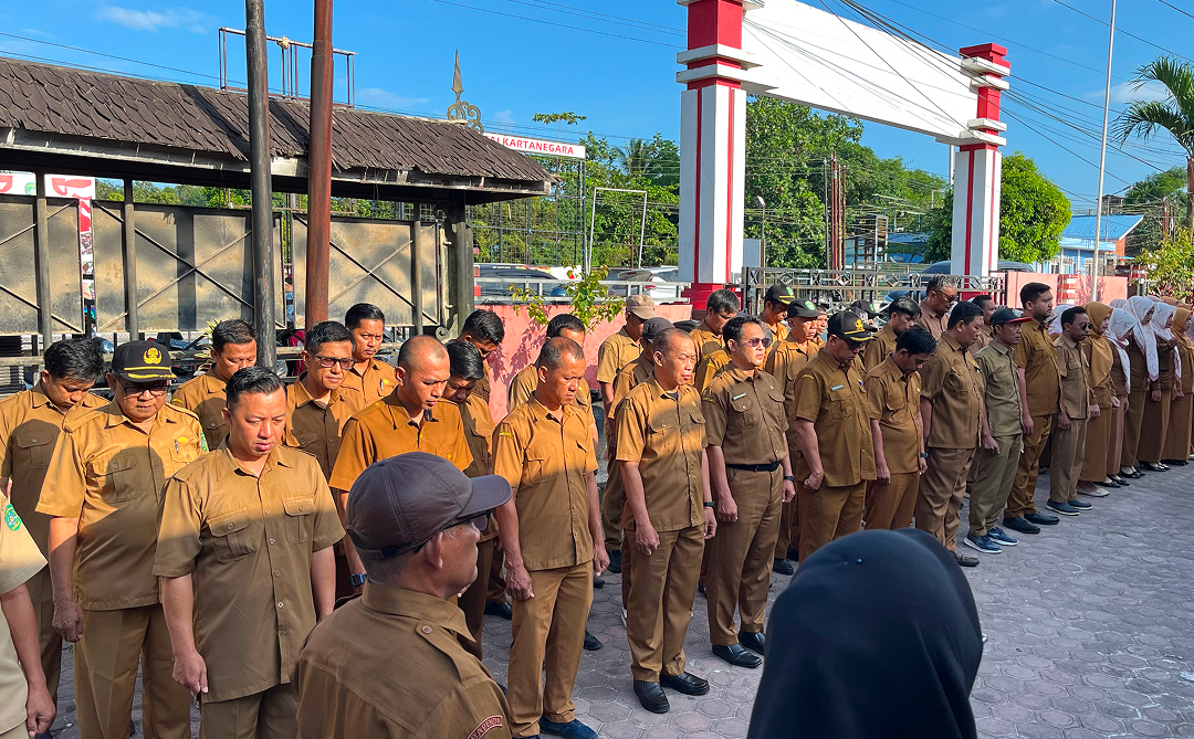 DISIPLIN HARI INI, PELAYANAN LEBIH BAIK ESOK HARI! ASN DIHARAPKAN TERUS TINGKATKAN KINERJA DAN PELAYANAN UNTUK MASYARAKAT 6 Muara Jawa, Senin 06 Juli 2026 – Semangat mengawali pekan kerja kembali terlihat di lingkungan Kantor Kecamatan Muara Jawa melalui pelaksanaan Apel Senin Pagi yang berlangsung pada Senin (6/7/2026). Kegiatan rutin tersebut diikuti oleh seluruh aparatur sipil negara (ASN), pegawai pemerintah dengan perjanjian kerja (PPPK), tenaga non-ASN, serta seluruh jajaran pegawai di lingkungan Kecamatan Muara Jawa.
Bertindak sebagai pembina apel, Camat Muara Jawa menyampaikan sejumlah amanat penting yang menjadi perhatian seluruh pegawai dalam menjalankan tugas pemerintahan dan pelayanan kepada masyarakat. Apel Senin bukan sekadar rutinitas seremonial, melainkan momentum untuk memperkuat disiplin, mengevaluasi pelaksanaan pekerjaan, serta menyatukan komitmen seluruh aparatur dalam memberikan pelayanan publik yang profesional, cepat, dan berkualitas.
Dalam amanatnya, Camat Muara Jawa menegaskan bahwa setiap pegawai memiliki tanggung jawab yang sama dalam menjaga citra pemerintah di mata masyarakat. Menurutnya, pelayanan yang baik lahir dari kedisiplinan, kerja sama yang solid, serta kesadaran setiap individu untuk terus meningkatkan kualitas kinerja.
