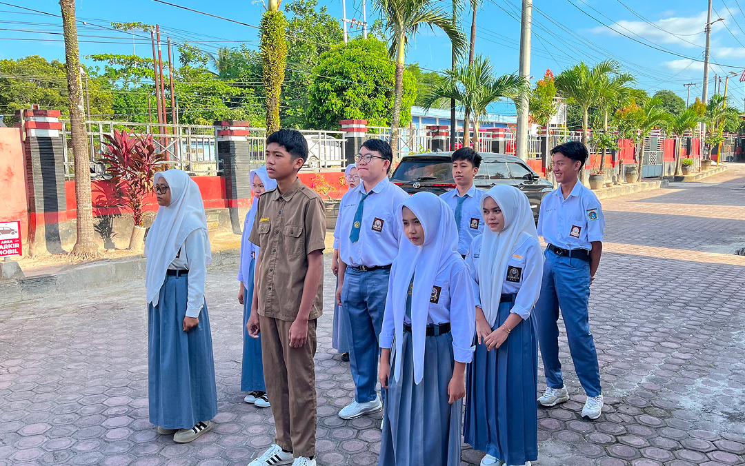 DISIPLIN HARI INI, PELAYANAN LEBIH BAIK ESOK HARI! ASN DIHARAPKAN TERUS TINGKATKAN KINERJA DAN PELAYANAN UNTUK MASYARAKAT 5 Muara Jawa, Senin 06 Juli 2026 – Semangat mengawali pekan kerja kembali terlihat di lingkungan Kantor Kecamatan Muara Jawa melalui pelaksanaan Apel Senin Pagi yang berlangsung pada Senin (6/7/2026). Kegiatan rutin tersebut diikuti oleh seluruh aparatur sipil negara (ASN), pegawai pemerintah dengan perjanjian kerja (PPPK), tenaga non-ASN, serta seluruh jajaran pegawai di lingkungan Kecamatan Muara Jawa.
Bertindak sebagai pembina apel, Camat Muara Jawa menyampaikan sejumlah amanat penting yang menjadi perhatian seluruh pegawai dalam menjalankan tugas pemerintahan dan pelayanan kepada masyarakat. Apel Senin bukan sekadar rutinitas seremonial, melainkan momentum untuk memperkuat disiplin, mengevaluasi pelaksanaan pekerjaan, serta menyatukan komitmen seluruh aparatur dalam memberikan pelayanan publik yang profesional, cepat, dan berkualitas.
Dalam amanatnya, Camat Muara Jawa menegaskan bahwa setiap pegawai memiliki tanggung jawab yang sama dalam menjaga citra pemerintah di mata masyarakat. Menurutnya, pelayanan yang baik lahir dari kedisiplinan, kerja sama yang solid, serta kesadaran setiap individu untuk terus meningkatkan kualitas kinerja.