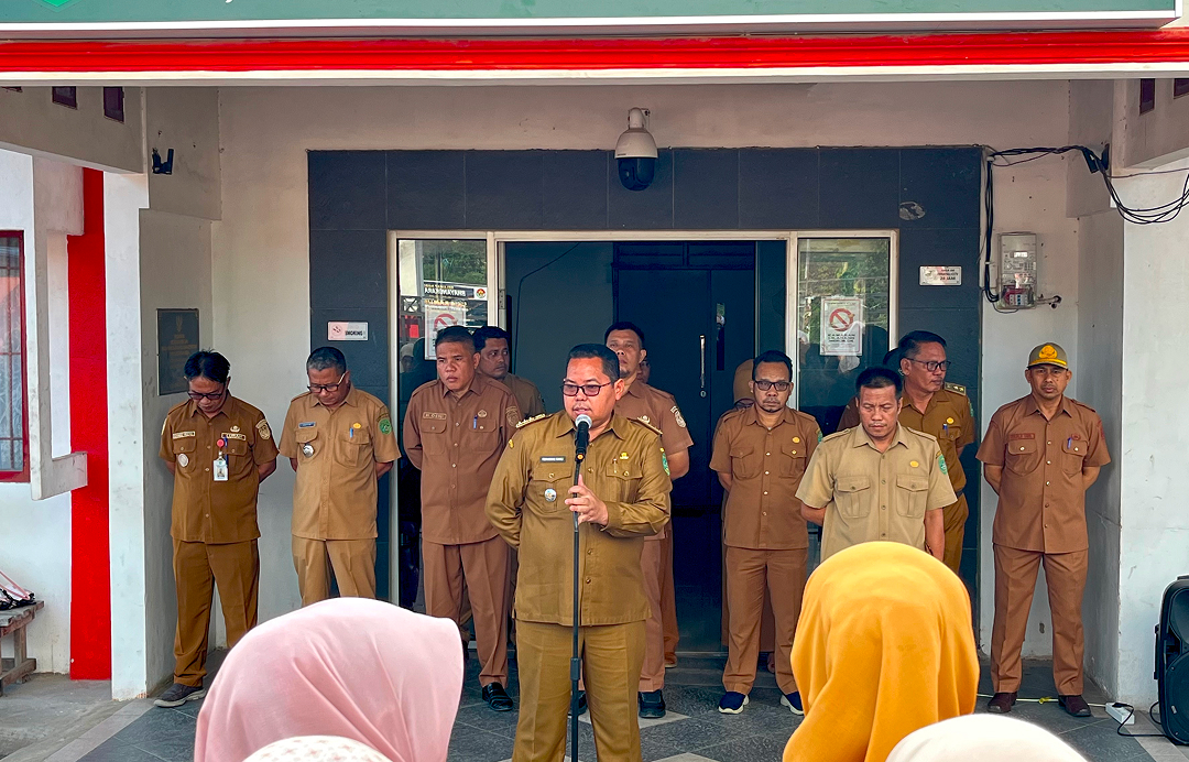 DISIPLIN HARI INI, PELAYANAN LEBIH BAIK ESOK HARI! ASN DIHARAPKAN TERUS TINGKATKAN KINERJA DAN PELAYANAN UNTUK MASYARAKAT 7 Muara Jawa, Senin 06 Juli 2026 – Semangat mengawali pekan kerja kembali terlihat di lingkungan Kantor Kecamatan Muara Jawa melalui pelaksanaan Apel Senin Pagi yang berlangsung pada Senin (6/7/2026). Kegiatan rutin tersebut diikuti oleh seluruh aparatur sipil negara (ASN), pegawai pemerintah dengan perjanjian kerja (PPPK), tenaga non-ASN, serta seluruh jajaran pegawai di lingkungan Kecamatan Muara Jawa.
Bertindak sebagai pembina apel, Camat Muara Jawa menyampaikan sejumlah amanat penting yang menjadi perhatian seluruh pegawai dalam menjalankan tugas pemerintahan dan pelayanan kepada masyarakat. Apel Senin bukan sekadar rutinitas seremonial, melainkan momentum untuk memperkuat disiplin, mengevaluasi pelaksanaan pekerjaan, serta menyatukan komitmen seluruh aparatur dalam memberikan pelayanan publik yang profesional, cepat, dan berkualitas.
Dalam amanatnya, Camat Muara Jawa menegaskan bahwa setiap pegawai memiliki tanggung jawab yang sama dalam menjaga citra pemerintah di mata masyarakat. Menurutnya, pelayanan yang baik lahir dari kedisiplinan, kerja sama yang solid, serta kesadaran setiap individu untuk terus meningkatkan kualitas kinerja.