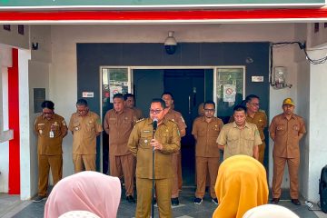 Muara Jawa, Senin 06 Juli 2026 – Semangat mengawali pekan kerja kembali terlihat di lingkungan Kantor Kecamatan Muara Jawa melalui pelaksanaan Apel Senin Pagi yang berlangsung pada Senin (6/7/2026). Kegiatan rutin tersebut diikuti oleh seluruh aparatur sipil negara (ASN), pegawai pemerintah dengan perjanjian kerja (PPPK), tenaga non-ASN, serta seluruh jajaran pegawai di lingkungan Kecamatan Muara Jawa. Bertindak sebagai pembina apel, Camat Muara Jawa menyampaikan sejumlah amanat penting yang menjadi perhatian seluruh pegawai dalam menjalankan tugas pemerintahan dan pelayanan kepada masyarakat. Apel Senin bukan sekadar rutinitas seremonial, melainkan momentum untuk memperkuat disiplin, mengevaluasi pelaksanaan pekerjaan, serta menyatukan komitmen seluruh aparatur dalam memberikan pelayanan publik yang profesional, cepat, dan berkualitas. Dalam amanatnya, Camat Muara Jawa menegaskan bahwa setiap pegawai memiliki tanggung jawab yang sama dalam menjaga citra pemerintah di mata masyarakat. Menurutnya, pelayanan yang baik lahir dari kedisiplinan, kerja sama yang solid, serta kesadaran setiap individu untuk terus meningkatkan kualitas kinerja.
