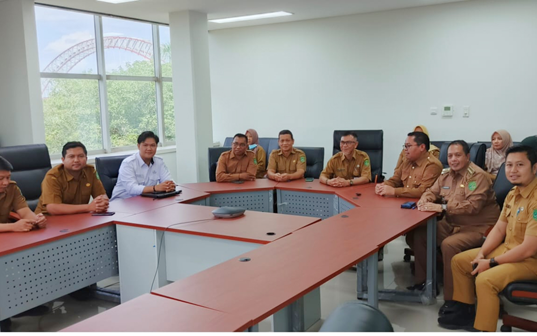 CAMAT DAN SEKCAM MUARA JAWA HADIRI RAPAT KOORDINASI PERSIAPAN PENILAIAN CAMAT BERPRESTASI TINGKAT PROVINSI KALIMANTAN TIMUR TAHUN 2026 5 Muara Jawa, Senin 20 Juli 2026 – Camat Muara Jawa, Muhammad Ramli, S.E., M.M., didampingi Sekretaris Camat Muara Jawa, Edy Kasianto, S.Pd., M.A.P., menghadiri Rapat Koordinasi Persiapan Penilaian Camat Berprestasi Tingkat Provinsi Kalimantan Timur Tahun 2026 yang diselenggarakan oleh Bagian Tata Pemerintahan Sekretariat Daerah Kabupaten Kutai Kartanegara. Kegiatan tersebut berlangsung pada Senin, 20 Juli 2026, di Ruang Rapat Asisten Pemerintahan dan Kesejahteraan Rakyat, Gedung A Lantai 2, Kompleks Kantor Bupati Kutai Kartanegara, Tenggarong. Rapat koordinasi ini menjadi bagian penting dalam menyatukan langkah seluruh pihak yang terlibat sebelum pelaksanaan tahapan penilaian tingkat provinsi.
Keikutsertaan Camat dan Sekretaris Camat Muara Jawa dalam forum tersebut merupakan bentuk komitmen Pemerintah Kecamatan Muara Jawa untuk mempersiapkan diri secara optimal dalam menghadapi Penilaian Camat Berprestasi Tingkat Provinsi Kalimantan Timur Tahun 2026. Selain menjadi ajang evaluasi terhadap penyelenggaraan pemerintahan kecamatan, penilaian ini juga menjadi kesempatan untuk menampilkan berbagai capaian, inovasi, dan upaya peningkatan kualitas pelayanan publik yang telah dilaksanakan selama ini.