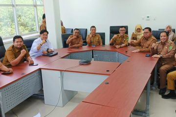 Muara Jawa, Senin 20 Juli 2026 – Camat Muara Jawa, Muhammad Ramli, S.E., M.M., didampingi Sekretaris Camat Muara Jawa, Edy Kasianto, S.Pd., M.A.P., menghadiri Rapat Koordinasi Persiapan Penilaian Camat Berprestasi Tingkat Provinsi Kalimantan Timur Tahun 2026 yang diselenggarakan oleh Bagian Tata Pemerintahan Sekretariat Daerah Kabupaten Kutai Kartanegara. Kegiatan tersebut berlangsung pada Senin, 20 Juli 2026, di Ruang Rapat Asisten Pemerintahan dan Kesejahteraan Rakyat, Gedung A Lantai 2, Kompleks Kantor Bupati Kutai Kartanegara, Tenggarong. Rapat koordinasi ini menjadi bagian penting dalam menyatukan langkah seluruh pihak yang terlibat sebelum pelaksanaan tahapan penilaian tingkat provinsi. Keikutsertaan Camat dan Sekretaris Camat Muara Jawa dalam forum tersebut merupakan bentuk komitmen Pemerintah Kecamatan Muara Jawa untuk mempersiapkan diri secara optimal dalam menghadapi Penilaian Camat Berprestasi Tingkat Provinsi Kalimantan Timur Tahun 2026. Selain menjadi ajang evaluasi terhadap penyelenggaraan pemerintahan kecamatan, penilaian ini juga menjadi kesempatan untuk menampilkan berbagai capaian, inovasi, dan upaya peningkatan kualitas pelayanan publik yang telah dilaksanakan selama ini.