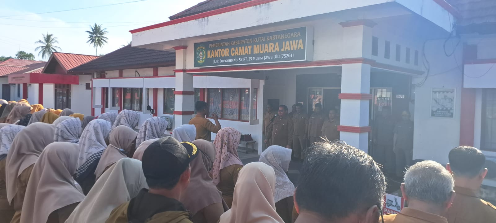 SIAPKAN MUARA JAWA MENUJU 17 AGUSTUS! CAMAT TEGASKAN DISIPLIN PEGAWAI DAN AJAK SELURUH JAJARAN SUKSESKAN PERINGATAN HUT RI KE-81 4 Muara Jawa, Senin 20 Juli 2026 – Semangat menyambut Hari Ulang Tahun (HUT) Kemerdekaan Republik Indonesia ke-81 mulai terasa di lingkungan Kantor Kecamatan Muara Jawa. Hal tersebut tercermin dalam pelaksanaan Apel Senin Pagi yang digelar pada Senin (20/07/2026), dengan Camat Muara Jawa, Muhammad Ramli, S.E., M.M., bertindak sebagai pembina apel.
Apel yang diikuti oleh seluruh aparatur sipil negara (ASN), Pegawai Pemerintah dengan Perjanjian Kerja (PPPK), tenaga non-ASN, serta jajaran pegawai di lingkungan Kantor Kecamatan Muara Jawa ini berlangsung dengan penuh khidmat. Selain menjadi agenda rutin setiap awal pekan, apel kali ini memiliki makna yang lebih mendalam karena menjadi momentum untuk memperkuat kesiapan seluruh jajaran dalam menghadapi rangkaian peringatan Hari Kemerdekaan Republik Indonesia sekaligus meningkatkan kedisiplinan sebagai fondasi utama dalam memberikan pelayanan kepada masyarakat.
Dalam amanatnya, Camat Muara Jawa menegaskan bahwa peringatan HUT RI bukan sekadar kegiatan seremonial tahunan, melainkan sebuah momentum untuk memperkuat rasa cinta tanah air, meningkatkan semangat gotong royong, serta menunjukkan dedikasi aparatur pemerintah dalam melayani masyarakat.
Beliau mengajak seluruh pegawai agar mulai mempersiapkan diri dan mengambil peran aktif dalam setiap rangkaian kegiatan yang telah direncanakan oleh Panitia HUT RI ke-81 Kecamatan Muara Jawa.