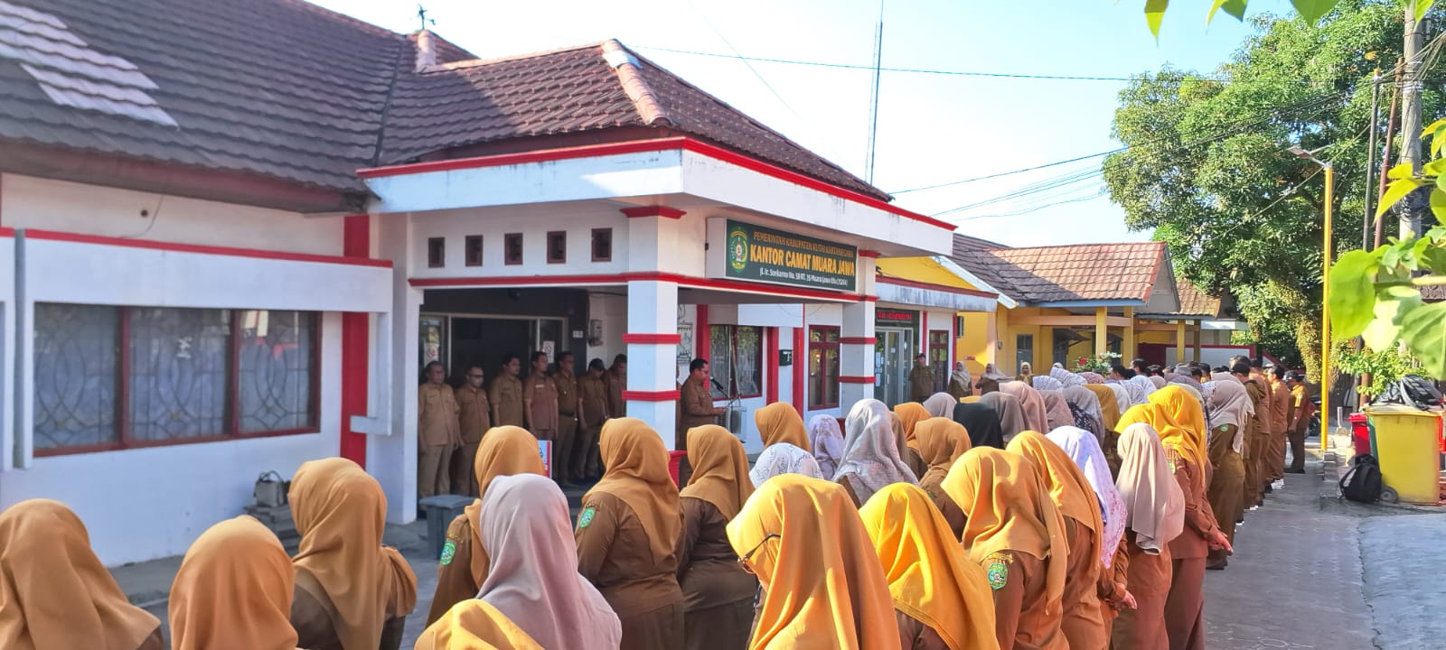 SIAPKAN MUARA JAWA MENUJU 17 AGUSTUS! CAMAT TEGASKAN DISIPLIN PEGAWAI DAN AJAK SELURUH JAJARAN SUKSESKAN PERINGATAN HUT RI KE-81 6 Muara Jawa, Senin 20 Juli 2026 – Semangat menyambut Hari Ulang Tahun (HUT) Kemerdekaan Republik Indonesia ke-81 mulai terasa di lingkungan Kantor Kecamatan Muara Jawa. Hal tersebut tercermin dalam pelaksanaan Apel Senin Pagi yang digelar pada Senin (20/07/2026), dengan Camat Muara Jawa, Muhammad Ramli, S.E., M.M., bertindak sebagai pembina apel.
Apel yang diikuti oleh seluruh aparatur sipil negara (ASN), Pegawai Pemerintah dengan Perjanjian Kerja (PPPK), tenaga non-ASN, serta jajaran pegawai di lingkungan Kantor Kecamatan Muara Jawa ini berlangsung dengan penuh khidmat. Selain menjadi agenda rutin setiap awal pekan, apel kali ini memiliki makna yang lebih mendalam karena menjadi momentum untuk memperkuat kesiapan seluruh jajaran dalam menghadapi rangkaian peringatan Hari Kemerdekaan Republik Indonesia sekaligus meningkatkan kedisiplinan sebagai fondasi utama dalam memberikan pelayanan kepada masyarakat.
Dalam amanatnya, Camat Muara Jawa menegaskan bahwa peringatan HUT RI bukan sekadar kegiatan seremonial tahunan, melainkan sebuah momentum untuk memperkuat rasa cinta tanah air, meningkatkan semangat gotong royong, serta menunjukkan dedikasi aparatur pemerintah dalam melayani masyarakat.
Beliau mengajak seluruh pegawai agar mulai mempersiapkan diri dan mengambil peran aktif dalam setiap rangkaian kegiatan yang telah direncanakan oleh Panitia HUT RI ke-81 Kecamatan Muara Jawa.