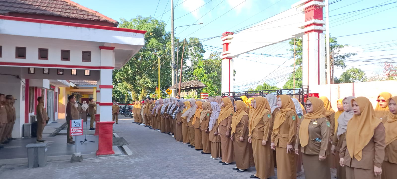 SIAPKAN MUARA JAWA MENUJU 17 AGUSTUS! CAMAT TEGASKAN DISIPLIN PEGAWAI DAN AJAK SELURUH JAJARAN SUKSESKAN PERINGATAN HUT RI KE-81 5 Muara Jawa, Senin 20 Juli 2026 – Semangat menyambut Hari Ulang Tahun (HUT) Kemerdekaan Republik Indonesia ke-81 mulai terasa di lingkungan Kantor Kecamatan Muara Jawa. Hal tersebut tercermin dalam pelaksanaan Apel Senin Pagi yang digelar pada Senin (20/07/2026), dengan Camat Muara Jawa, Muhammad Ramli, S.E., M.M., bertindak sebagai pembina apel.
Apel yang diikuti oleh seluruh aparatur sipil negara (ASN), Pegawai Pemerintah dengan Perjanjian Kerja (PPPK), tenaga non-ASN, serta jajaran pegawai di lingkungan Kantor Kecamatan Muara Jawa ini berlangsung dengan penuh khidmat. Selain menjadi agenda rutin setiap awal pekan, apel kali ini memiliki makna yang lebih mendalam karena menjadi momentum untuk memperkuat kesiapan seluruh jajaran dalam menghadapi rangkaian peringatan Hari Kemerdekaan Republik Indonesia sekaligus meningkatkan kedisiplinan sebagai fondasi utama dalam memberikan pelayanan kepada masyarakat.
Dalam amanatnya, Camat Muara Jawa menegaskan bahwa peringatan HUT RI bukan sekadar kegiatan seremonial tahunan, melainkan sebuah momentum untuk memperkuat rasa cinta tanah air, meningkatkan semangat gotong royong, serta menunjukkan dedikasi aparatur pemerintah dalam melayani masyarakat.
Beliau mengajak seluruh pegawai agar mulai mempersiapkan diri dan mengambil peran aktif dalam setiap rangkaian kegiatan yang telah direncanakan oleh Panitia HUT RI ke-81 Kecamatan Muara Jawa.