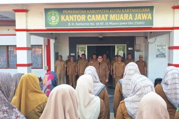 Muara Jawa, Senin 20 Juli 2026 – Semangat menyambut Hari Ulang Tahun (HUT) Kemerdekaan Republik Indonesia ke-81 mulai terasa di lingkungan Kantor Kecamatan Muara Jawa. Hal tersebut tercermin dalam pelaksanaan Apel Senin Pagi yang digelar pada Senin (20/07/2026), dengan Camat Muara Jawa, Muhammad Ramli, S.E., M.M., bertindak sebagai pembina apel. Apel yang diikuti oleh seluruh aparatur sipil negara (ASN), Pegawai Pemerintah dengan Perjanjian Kerja (PPPK), tenaga non-ASN, serta jajaran pegawai di lingkungan Kantor Kecamatan Muara Jawa ini berlangsung dengan penuh khidmat. Selain menjadi agenda rutin setiap awal pekan, apel kali ini memiliki makna yang lebih mendalam karena menjadi momentum untuk memperkuat kesiapan seluruh jajaran dalam menghadapi rangkaian peringatan Hari Kemerdekaan Republik Indonesia sekaligus meningkatkan kedisiplinan sebagai fondasi utama dalam memberikan pelayanan kepada masyarakat. Dalam amanatnya, Camat Muara Jawa menegaskan bahwa peringatan HUT RI bukan sekadar kegiatan seremonial tahunan, melainkan sebuah momentum untuk memperkuat rasa cinta tanah air, meningkatkan semangat gotong royong, serta menunjukkan dedikasi aparatur pemerintah dalam melayani masyarakat. Beliau mengajak seluruh pegawai agar mulai mempersiapkan diri dan mengambil peran aktif dalam setiap rangkaian kegiatan yang telah direncanakan oleh Panitia HUT RI ke-81 Kecamatan Muara Jawa.