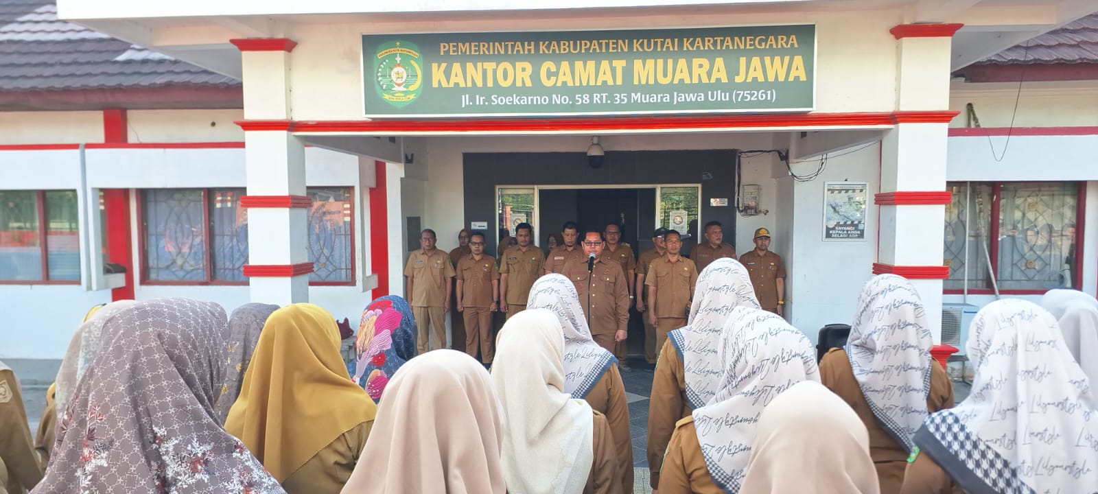 SIAPKAN MUARA JAWA MENUJU 17 AGUSTUS! CAMAT TEGASKAN DISIPLIN PEGAWAI DAN AJAK SELURUH JAJARAN SUKSESKAN PERINGATAN HUT RI KE-81
