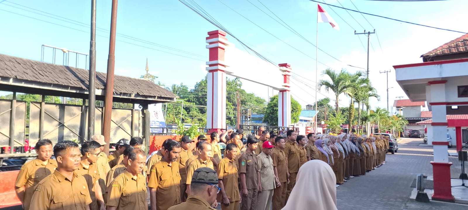 SIAPKAN MUARA JAWA MENUJU 17 AGUSTUS! CAMAT TEGASKAN DISIPLIN PEGAWAI DAN AJAK SELURUH JAJARAN SUKSESKAN PERINGATAN HUT RI KE-81 7 Muara Jawa, Senin 20 Juli 2026 – Semangat menyambut Hari Ulang Tahun (HUT) Kemerdekaan Republik Indonesia ke-81 mulai terasa di lingkungan Kantor Kecamatan Muara Jawa. Hal tersebut tercermin dalam pelaksanaan Apel Senin Pagi yang digelar pada Senin (20/07/2026), dengan Camat Muara Jawa, Muhammad Ramli, S.E., M.M., bertindak sebagai pembina apel.
Apel yang diikuti oleh seluruh aparatur sipil negara (ASN), Pegawai Pemerintah dengan Perjanjian Kerja (PPPK), tenaga non-ASN, serta jajaran pegawai di lingkungan Kantor Kecamatan Muara Jawa ini berlangsung dengan penuh khidmat. Selain menjadi agenda rutin setiap awal pekan, apel kali ini memiliki makna yang lebih mendalam karena menjadi momentum untuk memperkuat kesiapan seluruh jajaran dalam menghadapi rangkaian peringatan Hari Kemerdekaan Republik Indonesia sekaligus meningkatkan kedisiplinan sebagai fondasi utama dalam memberikan pelayanan kepada masyarakat.
Dalam amanatnya, Camat Muara Jawa menegaskan bahwa peringatan HUT RI bukan sekadar kegiatan seremonial tahunan, melainkan sebuah momentum untuk memperkuat rasa cinta tanah air, meningkatkan semangat gotong royong, serta menunjukkan dedikasi aparatur pemerintah dalam melayani masyarakat.
Beliau mengajak seluruh pegawai agar mulai mempersiapkan diri dan mengambil peran aktif dalam setiap rangkaian kegiatan yang telah direncanakan oleh Panitia HUT RI ke-81 Kecamatan Muara Jawa.