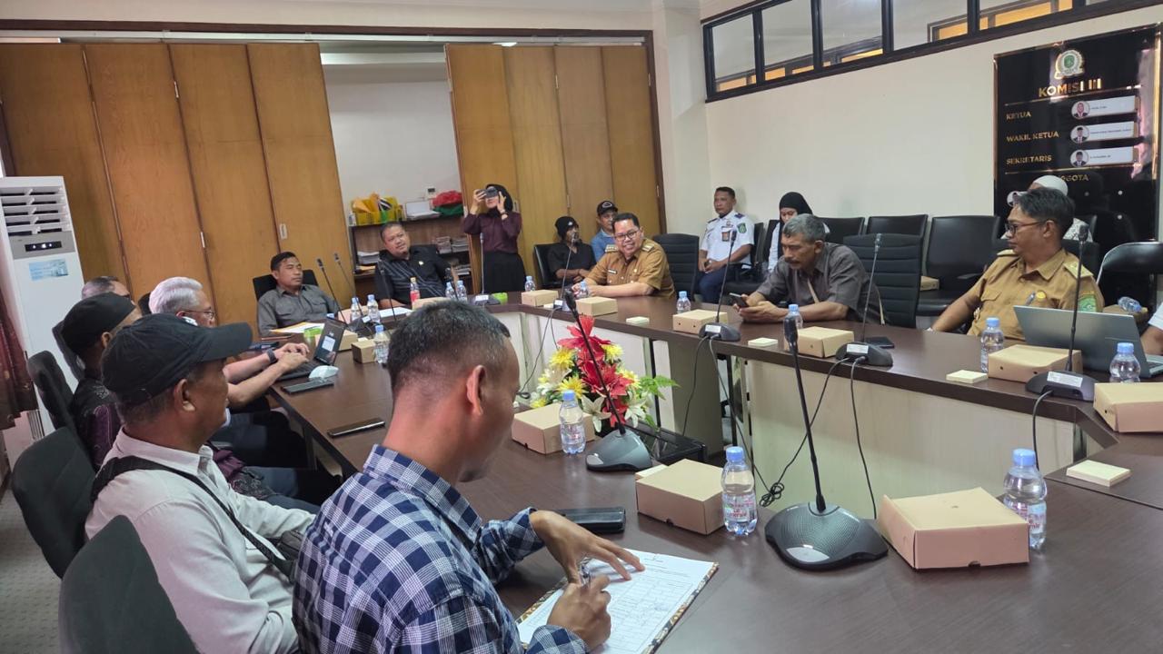 Muara Jawa, Selasa 20 Oktober 2026 – Camat Muara Jawa Muhammad Ramli, S.E., M.M., bersama Lurah Muara Jawa Ilir dan tokoh masyarakat Kelurahan Muara Jawa Ilir menghadiri Rapat Dengar Pendapat (RDP) di Dewan Perwakilan Rakyat Daerah (DPRD) Kabupaten Kutai Kartanegara. Pertemuan tersebut membahas sejumlah persoalan pembangunan infrastruktur jalan yang menjadi perhatian masyarakat, khususnya di wilayah Kelurahan Muara Jawa Ilir dan Kelurahan Tama Pole.

RDP ini menjadi forum untuk menyampaikan aspirasi masyarakat sekaligus membahas tindak lanjut pembangunan infrastruktur jalan yang diharapkan dapat mendukung kelancaran aktivitas dan mobilitas warga.