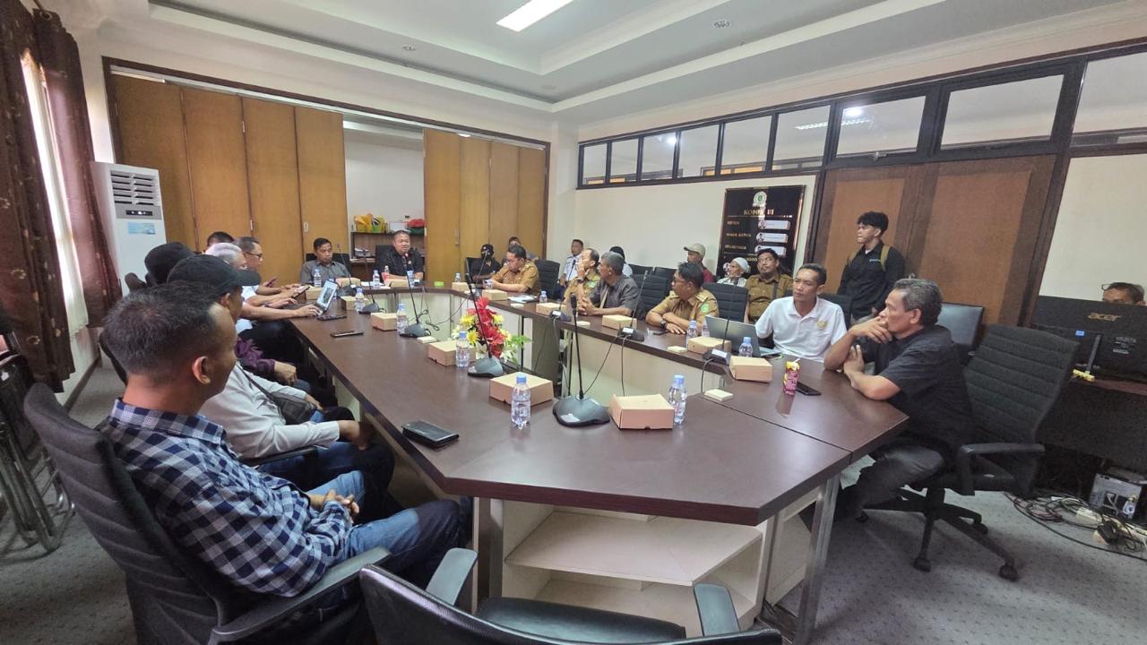 Muara Jawa, Selasa 20 Oktober 2026 – Camat Muara Jawa Muhammad Ramli, S.E., M.M., bersama Lurah Muara Jawa Ilir dan tokoh masyarakat Kelurahan Muara Jawa Ilir menghadiri Rapat Dengar Pendapat (RDP) di Dewan Perwakilan Rakyat Daerah (DPRD) Kabupaten Kutai Kartanegara. Pertemuan tersebut membahas sejumlah persoalan pembangunan infrastruktur jalan yang menjadi perhatian masyarakat, khususnya di wilayah Kelurahan Muara Jawa Ilir dan Kelurahan Tama Pole.

RDP ini menjadi forum untuk menyampaikan aspirasi masyarakat sekaligus membahas tindak lanjut pembangunan infrastruktur jalan yang diharapkan dapat mendukung kelancaran aktivitas dan mobilitas warga.