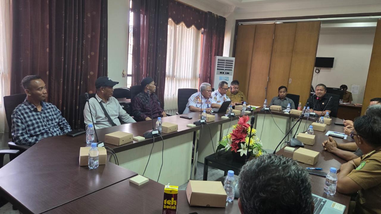 Muara Jawa, Selasa 20 Oktober 2026 – Camat Muara Jawa Muhammad Ramli, S.E., M.M., bersama Lurah Muara Jawa Ilir dan tokoh masyarakat Kelurahan Muara Jawa Ilir menghadiri Rapat Dengar Pendapat (RDP) di Dewan Perwakilan Rakyat Daerah (DPRD) Kabupaten Kutai Kartanegara. Pertemuan tersebut membahas sejumlah persoalan pembangunan infrastruktur jalan yang menjadi perhatian masyarakat, khususnya di wilayah Kelurahan Muara Jawa Ilir dan Kelurahan Tama Pole.

RDP ini menjadi forum untuk menyampaikan aspirasi masyarakat sekaligus membahas tindak lanjut pembangunan infrastruktur jalan yang diharapkan dapat mendukung kelancaran aktivitas dan mobilitas warga.